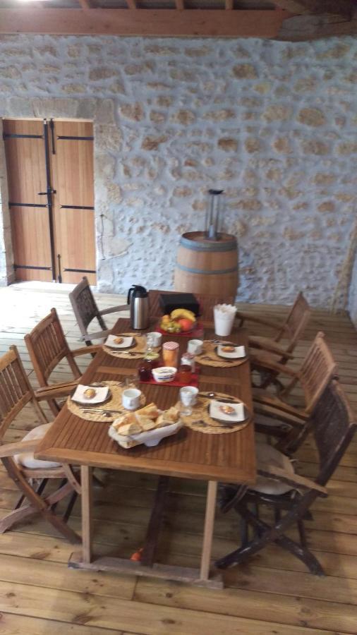 Au Coeur Des Vignobles Bed & Breakfast Saint-Estephe  Exterior photo